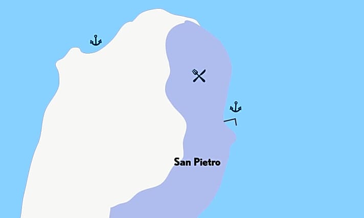   6. Panarea   In der Bucht vor dem Ort ankern Boote auf sandigem Grund oder machen an Muringen fest. Im Nordwesten die Ankerbucht unterhalb der Punta Scritta