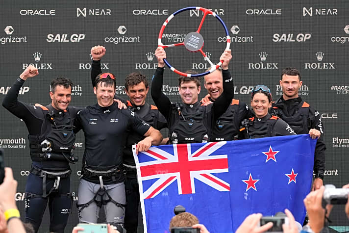   Endlich gewonnen: Peter Burling, Blair Tuke und ihr neuseeländisches Team feiern den ersten Triumph im SailGP