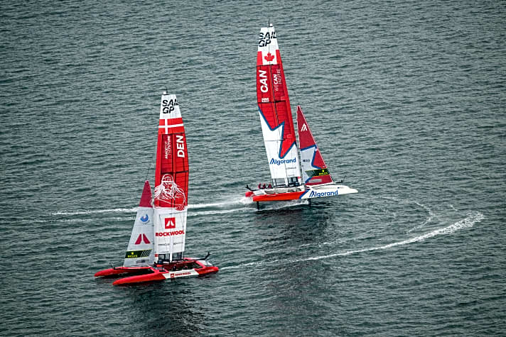   Sehen auf den schnellen Blick fast wie Zwillingsboote aus, sind es aber nicht: Das dänische Rockwool Team segelte an diesem SailGP-Wochenende auf Platz drei, das kanadische Team auf Platz sechs