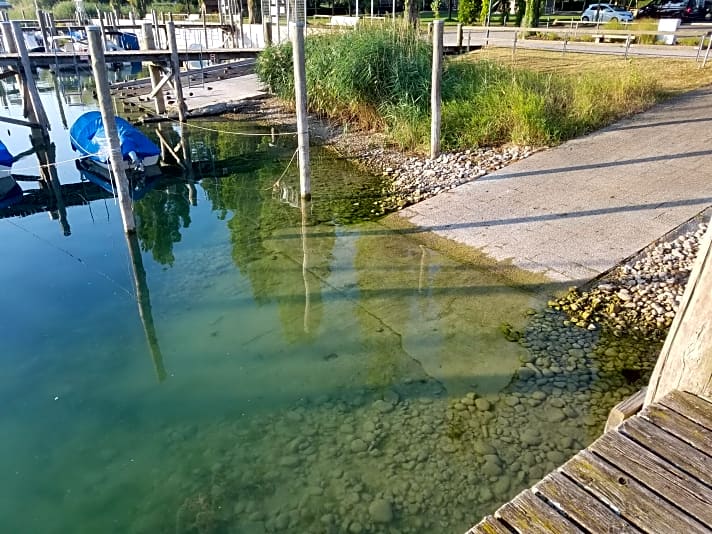   Im Yachthafen Reichenau steht das Wasser schon am Ende der Slipbahn