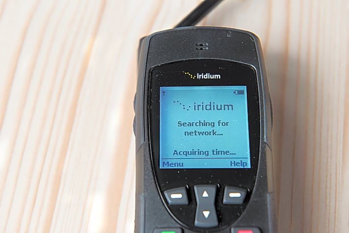 Verbindungsaufbau per Iridium. Dank der insgesamt 75 Satelliten besitzt Iridium das Netzwerk mit der besten Abdeckung