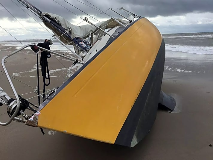 Gestrandete Segelyacht an der dänischen Küste
