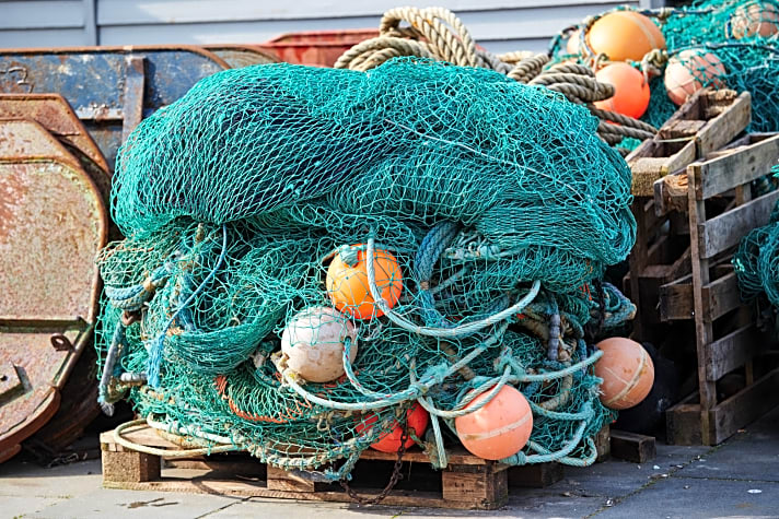 Ein Fischernetz mit Dolly Ropes am Hafen in Eckernförde