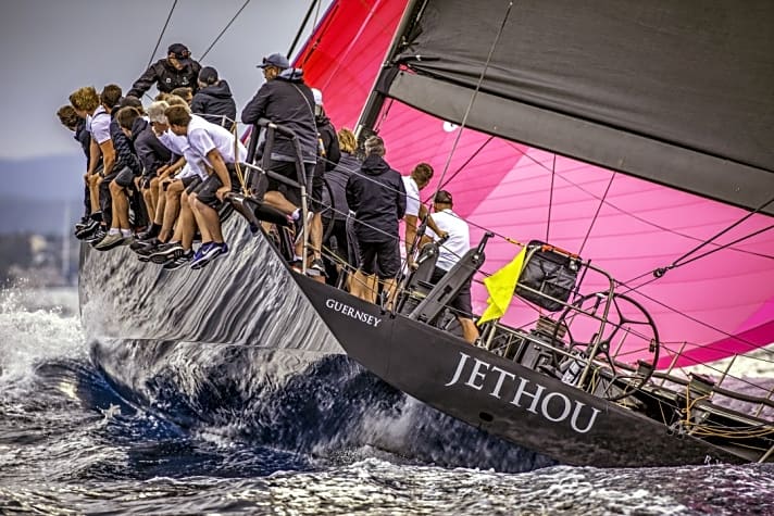 Ulli Seers Blick ins Heck der “Jethou”, deren Crew beim Klassiker Les Voiles de Saint-Tropez konzentriert der Ziellinie entgegensegelt