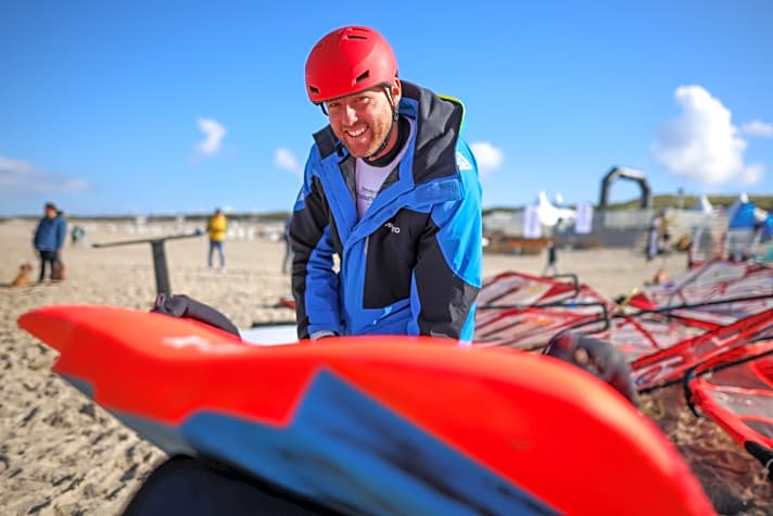 Sebastian Kördel bei der Landarbeit beim Mercedes-Benz Windsurf World Cup Sylt
