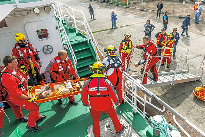 Der Albtraum: Die Seenotretter müssen kommen und ein ver­letztes Crewmitglied abbergen
