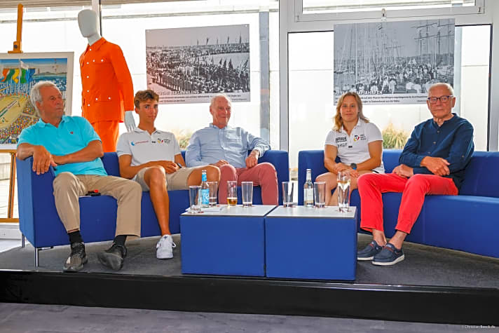 Die Talkgäste auf den blauen Sofas in der DSV-Lounge Hm Olympia-Zentrum Kiel-Schilksee, wo auch die deutsche Segelnationalmannschaft zu hause ist und trainiert