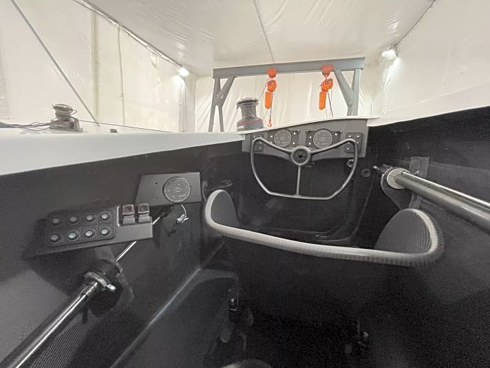 Ein Blick ins Cockpit der neuen AC40-Testboote vom Emirates Team New Zealand