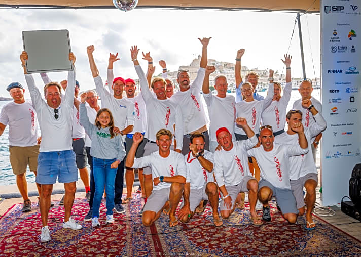 Die “Hyperion”-Crew feiert ihren Klassensieg bei der Ibiza JoySail 2022