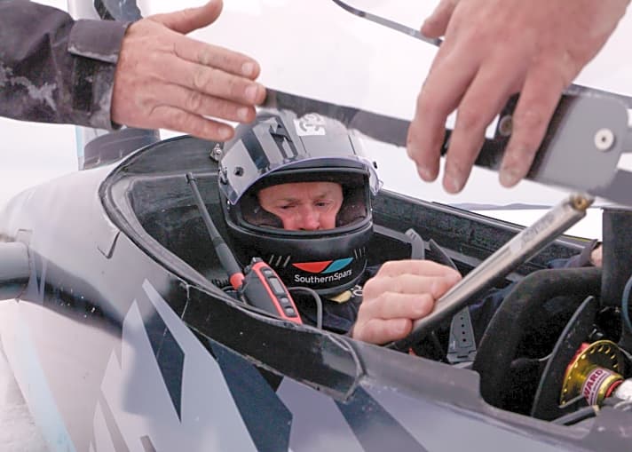 Fast wie bei der Formel 1: Pilot Glenn Ashby in seinem Cockpit
