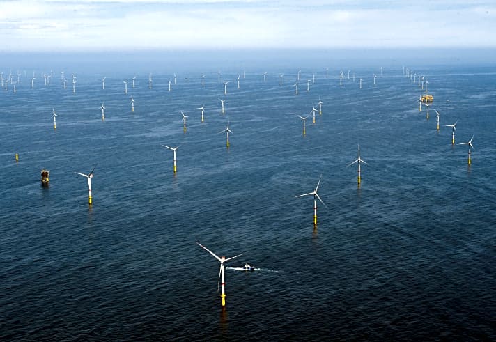 Windpark auf der Nordsee. Je nach Land und Betreibergesellschaft der Anlagen ist die Durchfahrt mal erlaubt, mal verboten