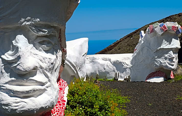   Eine imposante, aus recycelten Materialien geschaffene Skulptur wacht seit 2009 zu Ehren der Prozessionszüge an der Ostflanke El Hierros
