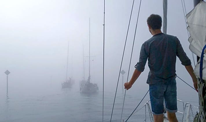  Dichter Nebel hat sich aufs Wasser gelegt. Die vorausfahrenden Yachten sind nur noch schemenhaft zu sehen