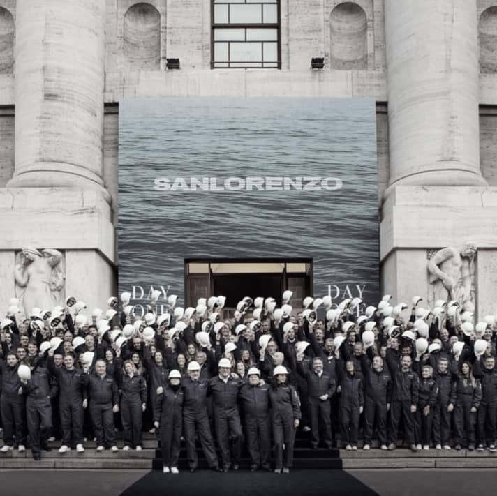 Sanlorenzos Vorstandsvorsitzender Massimo Perotti (m.) und seine Mitarberiter feierten den Börsengang vor der Borsa Italiana in Mailand | nd