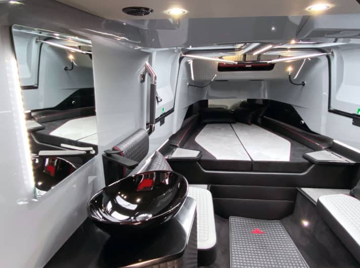 Test: Daycruiser mit Außenborder - Brabus Shadow 900 Black Ops | BOOTE