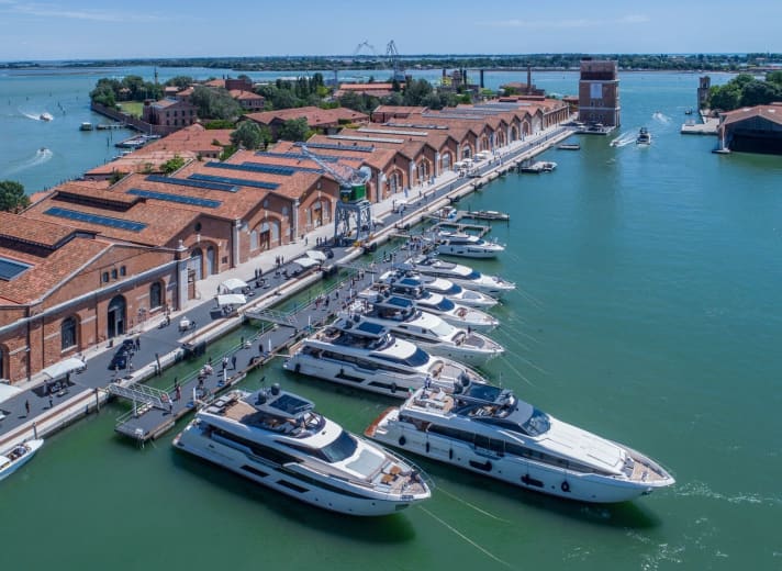 Messe in Venedig: Das 50 000 Quadratmeter große Bassin fasst 35-Meter-Yachten, Probefahrten sind vorgesehen. | n.