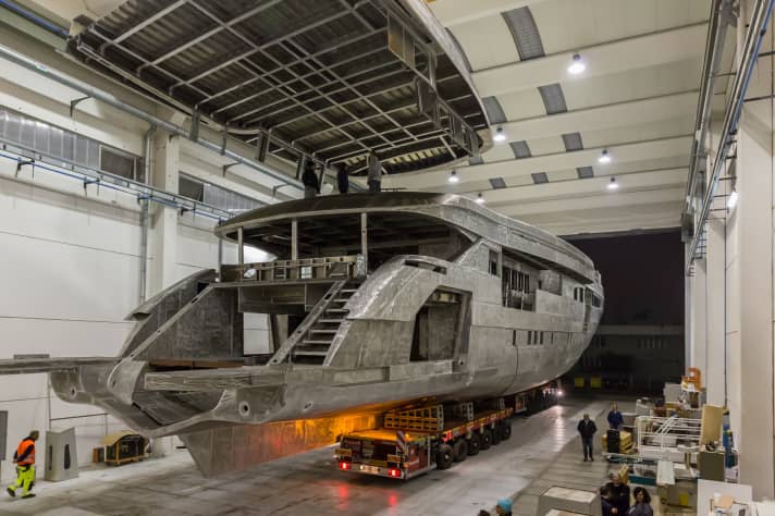 Die 50 Meter lange Wider 165 steht noch in den Hallen. | en.