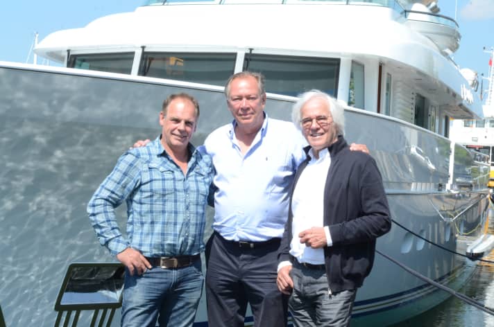 Vor „Belle de Jour": Pieter Beeldsnijder (re.), der Yacht-Eigner (Mi.) und Flevo Jachtbouw-Chef Aart van Twillert vor dem 30 Meter langen Stahl/Alu-Verdränger. | r.
