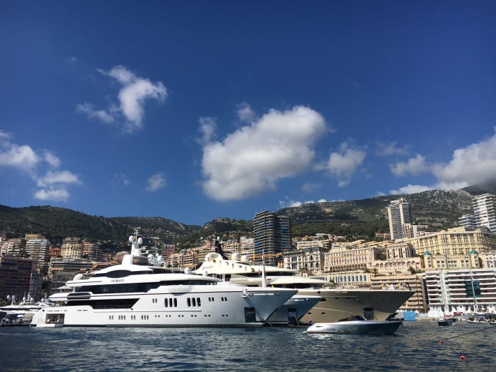 Port Hercule: volles Hafenbecken zur Monaco Yacht Show. | w.