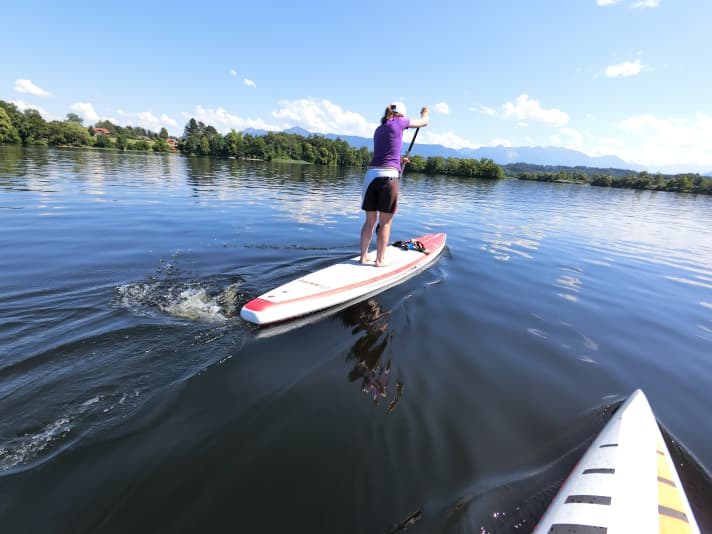   Bei spiegelglattem Wasser avanciert das Board unter den Füßen sehr erfahrener Paddler auch zum flotten Sportstourer.