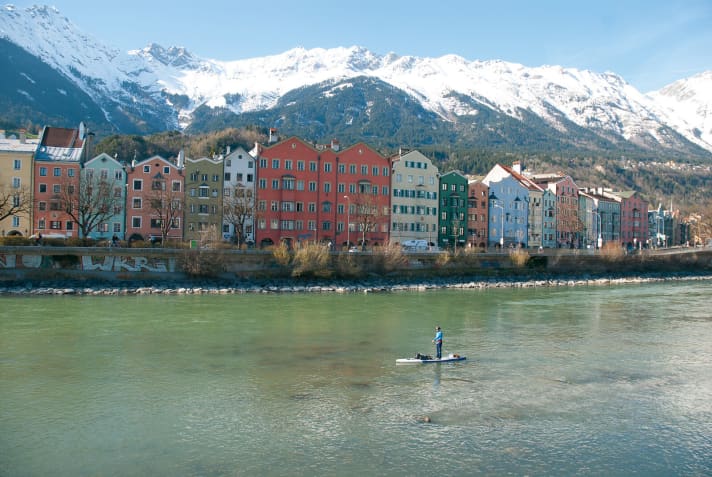   Die verschneiten Berge am Startpunkt Innsbruck bilden zwar eine beeindruckende Kulisse, signalisieren aber auch Kälte.  Bei minus vier Grad startete das Projekt Inn am Tag nach der beschaulichen Testrunde ungemütlich.