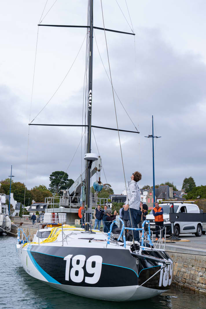Class-40-Skipper Lennart Burke blickt hoch ins Rigg der neuen Pogo s4 | Lennart Burke Sailing/Jens Scholz