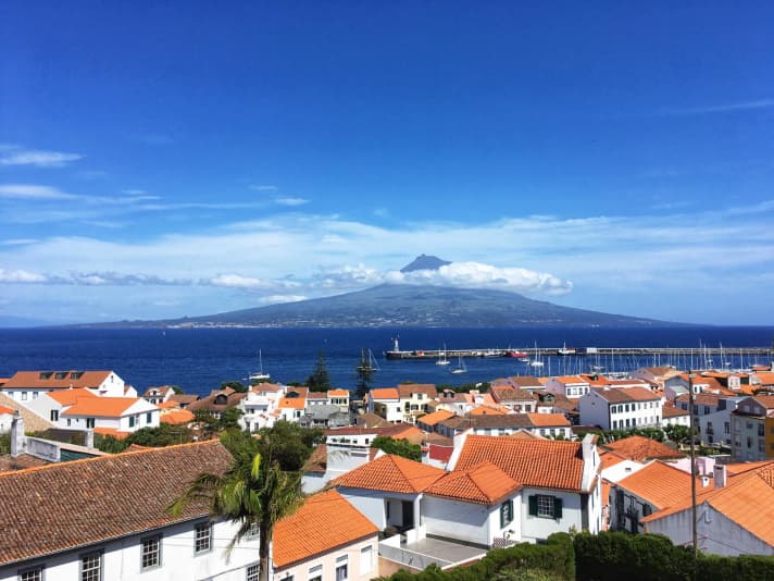 Der Blick von den Bergen der Stadt Horta auf den Azoren hinüber zum Berg Pico
