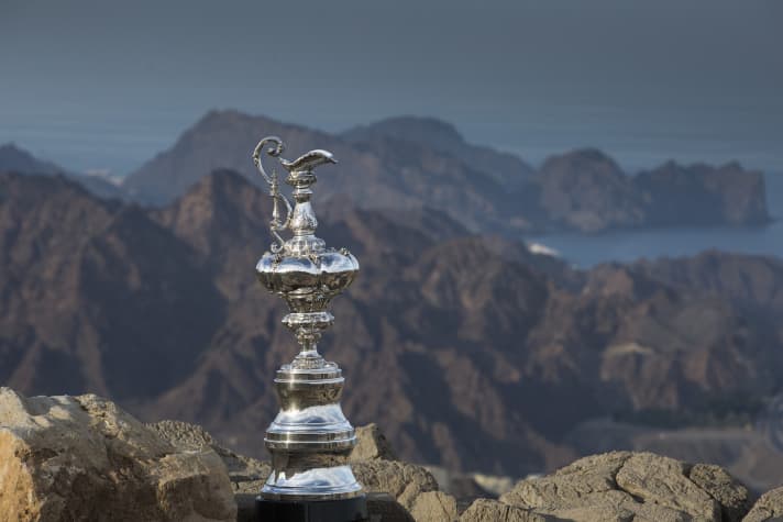   Der America's Cup zu Gast im Oman: Die erste ACWS-Regatta der Saison 2016 hat begonnen. Zum Auftakt haben die Favoriten die Bugspitzen vorn