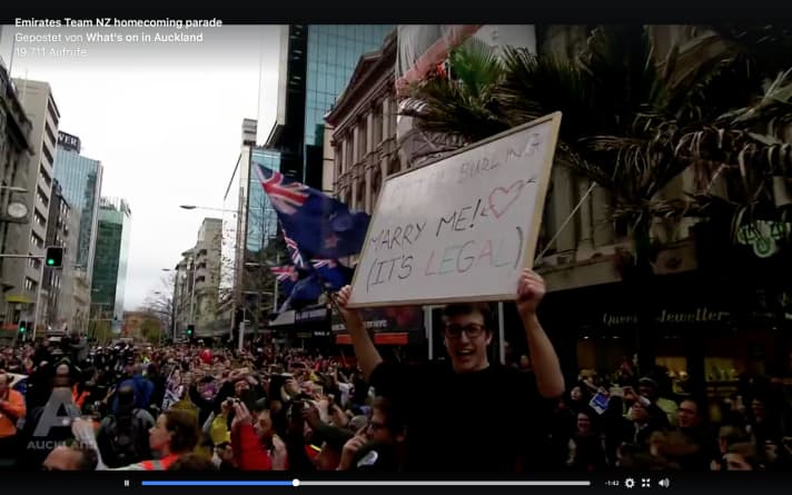   "Peter Burling, heirate mich!" – solche und viele, viele weitere ähnliche Angebote erhielten die Cup-Sieger am Donnerstag bei der Parade in Auckland