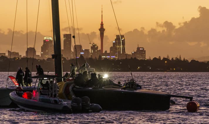   Bei einbrechender Dunkelheit wird "Patriot" in den Hafen geschleppt