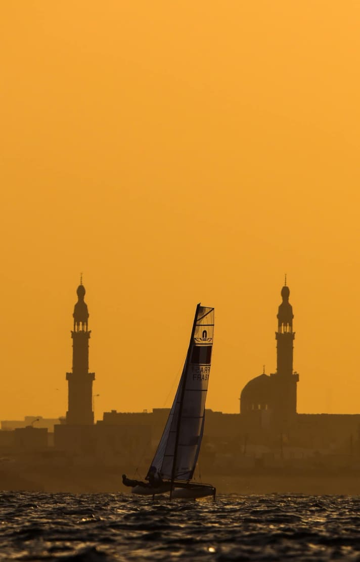   DIe WM-Serie für 49er, 49erFX und Nacra 17 fand vor goldener Oman-Kulisse statt