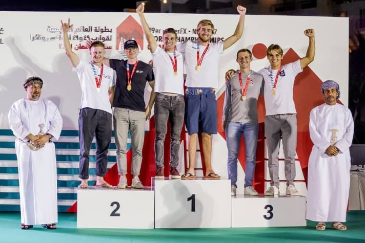  Über WM-Silber freuten sich bei der Siegerehrung im Oman am Sonntagabend Tim Fischer und Fabian Graf