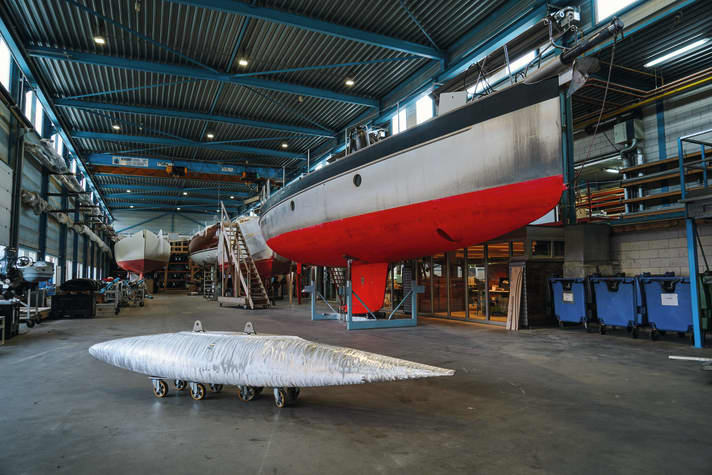 Die von KM Yachtbuilders und dem Druckerhersteller MX3D gedruckte Alu-Kielbombe ist hohl und ganze 4,50 Meter lang. Sie wird mit Blei gefüllt