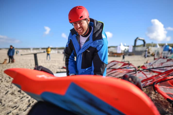 Sebastian Kördel bei der Landarbeit beim Mercedes-Benz Windsurf World Cup Sylt