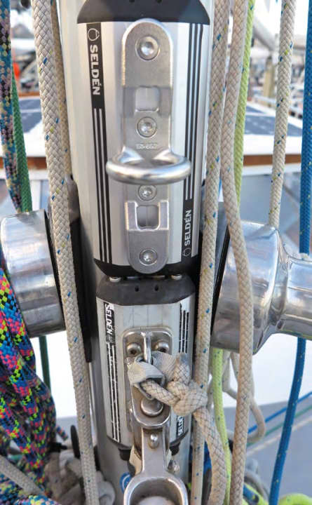 Ausrüstung: Spibaum-Schlitten – sollen beide Vorsegel als Passatsegel zeitgleich ausgebaumt werden, sind zwei Schlitten am Mast hilfreich. Bei zwei Bäumen am Mast verdoppeln sich aber die  Kosten (Punkt 4)