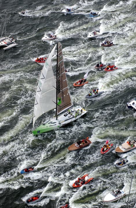   Die Förde schäumte beim triumphalen Einlauf der "illbruck" 2002 in Kiel