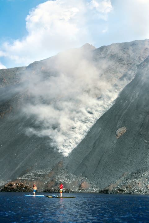 Zisch, polter, wumms! Immer wieder rasen glühende Lavabrocken den Nordwesthang des Stromboli hinunter. Wir können uns von diesem Naturschauspiel einfach nicht trennen.