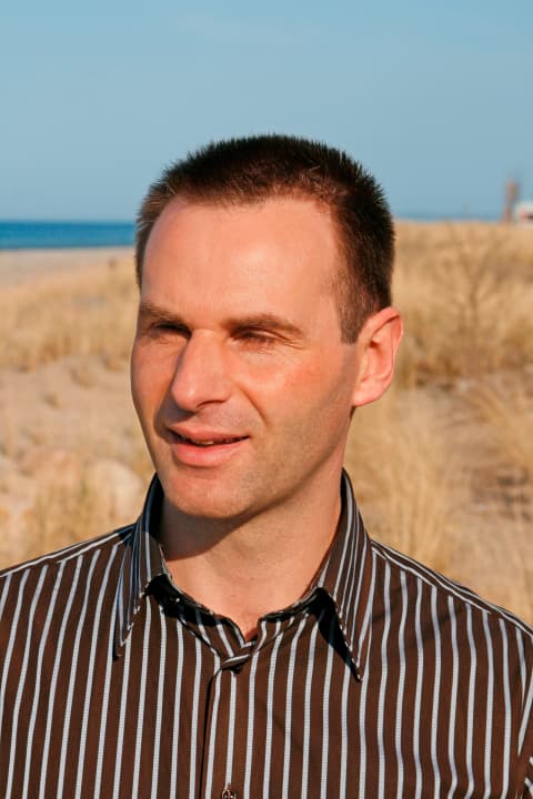 Dr. Wolfgang Klauß ist selbst leidenschaftlicher Windsurfer und arbeitet als leitender Notarzt und Anästhesist am Universitätsklinikum Schleswig-Holstein, bei der Berufsfeuerwehr Lübeck sowie für das Havariekommando.