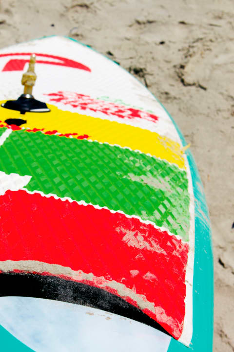   AHD Sealion Wings: Das Deck ist schlaufenfrei, die Kontur sorgt für angenehmen Stand, das große Pad ebenfalls. Das Handling an Land ist bei montiertem Foil (wie bei allen Foilboards) nicht ganz easy.