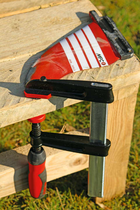 ... fix the fin immediately with moderate pressure using a screw clamp and wait one minute.