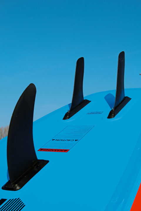   STX WindSUP: Hinten mit Twinserfinnen, in der Mitte verhindert eine weitere Steckfinne die seitliche Abdrift beim Kreuzen
