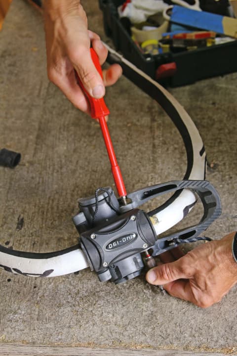 ... solltest du zeitnah mit der Reparatur loslegen. Das Frontstück ist in der Regel nur auf den durchgehenden Holm aufgeschraubt. Mit einem passenden Inbusschlüssel oder Kreuzschlitz-Schraubenzieher lassen sich die Muttern lösen und die beiden Metallbolzen entfernen.
