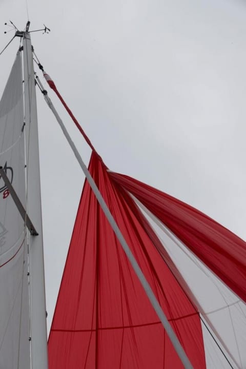   Le curseur par le haut. Le gennnaker s'enroule depuis la tête de la voile
