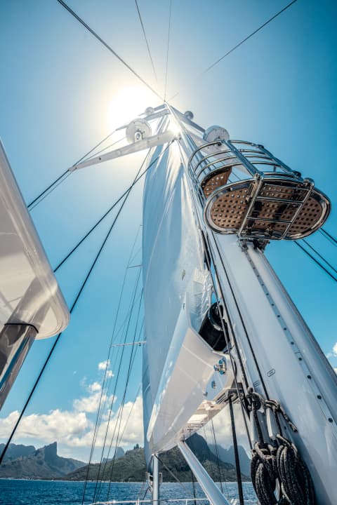 Excursion into the rig: If you board the crow's nest via the flybridge, two halyards will pull you out over the third pair of spreaders of the main mast, which reaches a good 60 metres high, if desired