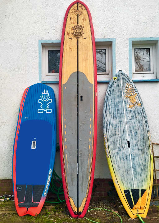 SUP Wave History: Author Dirk Herpel's wave career began in 2008 with the longboard. Radical "real" wave SUPs followed later, such as the board on the right. The latest trend among wave SUPers is almost rectangular shapes like the current Starboard Hyper Nut (left).