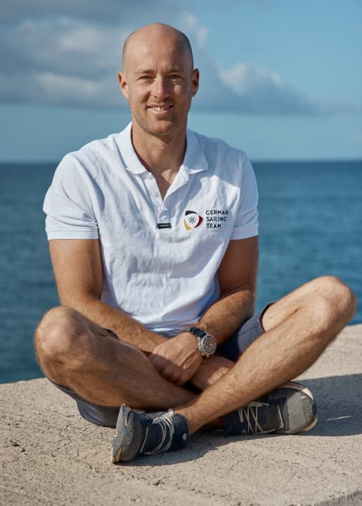 Bereit für die anstehenden Herausforderungen: Sebastian Kördel in der iQFoil-Aufbruchzeit als neues Mitglied im Olympiakader des Deutschen Segler-Verbandes