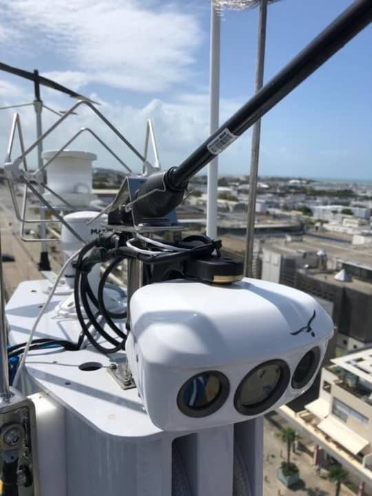   The Oscar camera unit is mounted on the mast and weighs around 800 grams