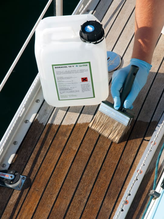 Eine  Boracol-Behandlung pro Saison genügt, dann wird die silberne Patina des Decks  Woche für Woche schöner