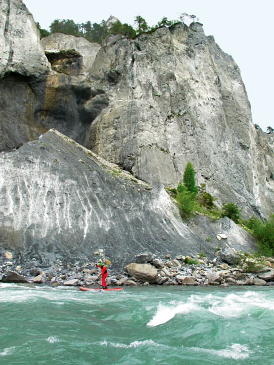 Ab dem idyllischen Einstieg am Bahnhof Versam (unten in der Schlucht) kann man sich in einer ­atemberaubenden Natur im Wuchtwasser üben.