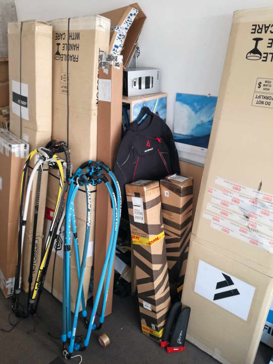 Auch in den Büros der surf-Redakteure stapeln sich oft die Kartons mit Test-Equipment.